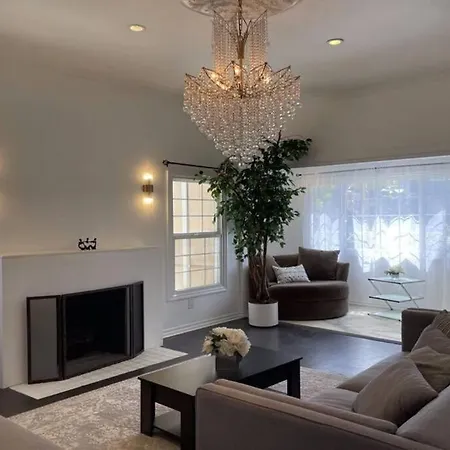 3 Bedroom Beverly Hills House